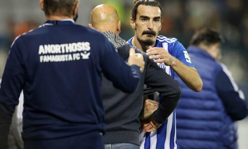 Το κάνει…χωρίς να φοράει γάντια  thumb