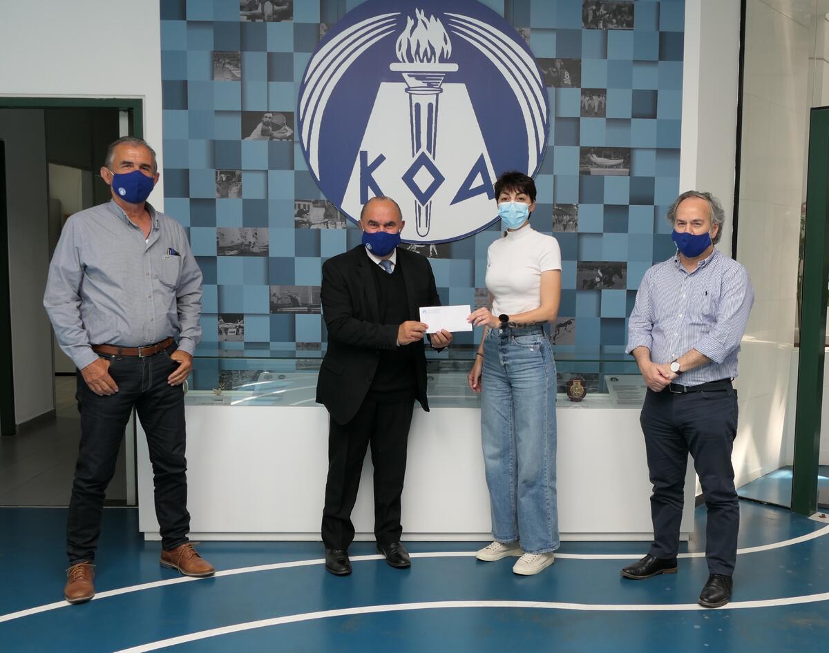 Ο ΚΟΑ παρέδωσε στην Κωνσταντίνα Νικολάου την επιταγή του Σχεδίου Υποτροφιών thumb