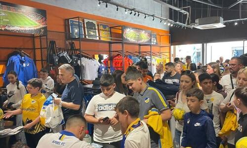 Κοσμοσυρροή στο Orange Shop thumb