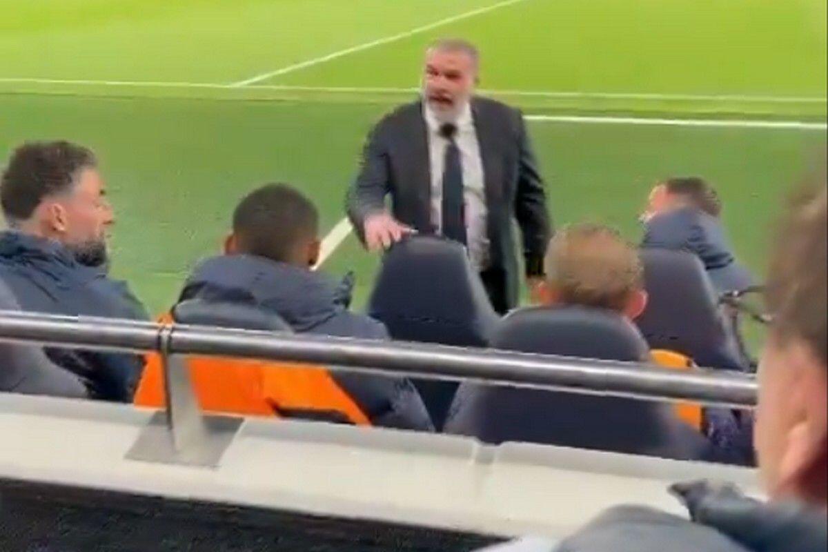 Βίντεο: Ο Ποστέκογλου τα έβαλε με οπαδό της Τότεναμ την ώρα του αγώνα thumb