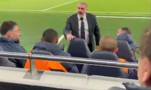 Βίντεο: Ο Ποστέκογλου τα έβαλε με οπαδό της Τότεναμ την ώρα του αγώνα thumb