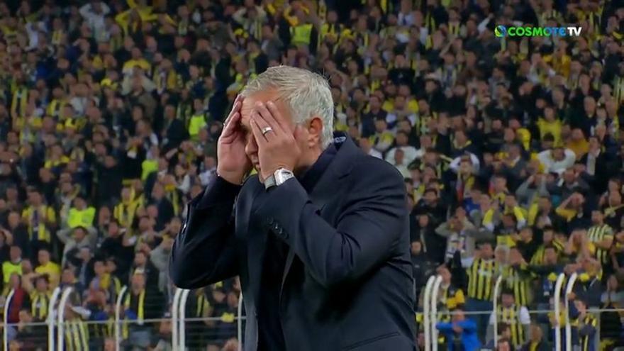 Ρεσιτάλ Μουρίνιο: Πρώτα έγινε viral για την αντίδρασή του σε απόκρουση του Ονάνα και μετά αποβλήθηκε! thumb