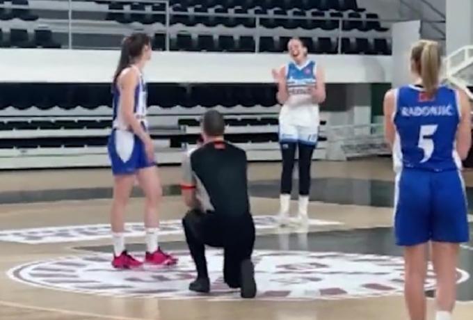 Πρόταση γάμου διαιτητή σε παίκτρια την ώρα του αγώνα! (vid) thumb