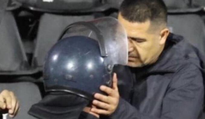 Ο Ρικέλμε μπήκε στη μέση για να σταματήσει επεισόδια οπαδών (vid) thumb