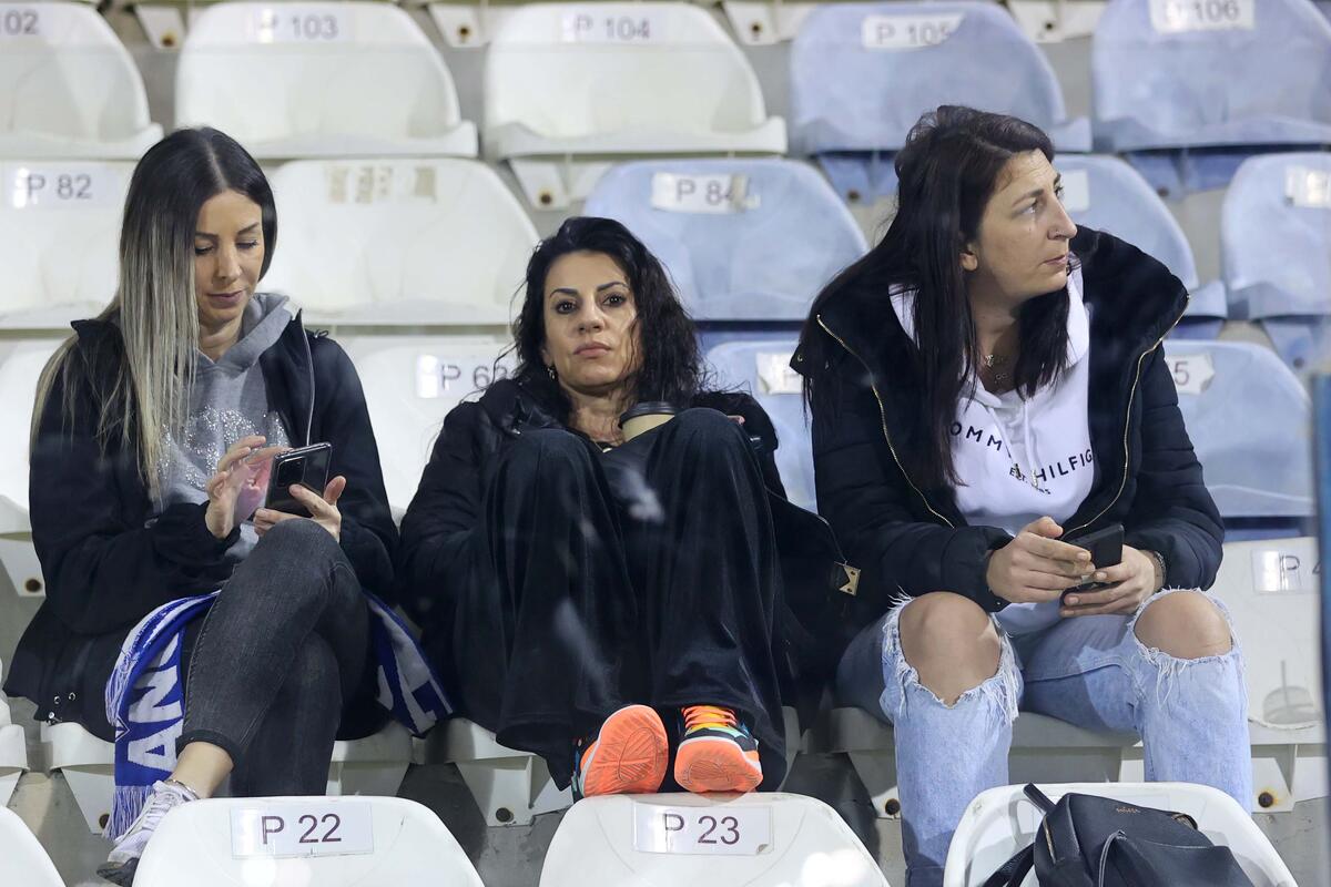 Πλούσιο φωτορεπορτάζ: Ο κόσμος στο Ανόρθωση-Ολυμπιακός thumb