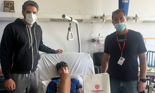 Βρέθηκαν στο πλευρό τραυματία παίκτη της αντίπαλης ομάδας thumb