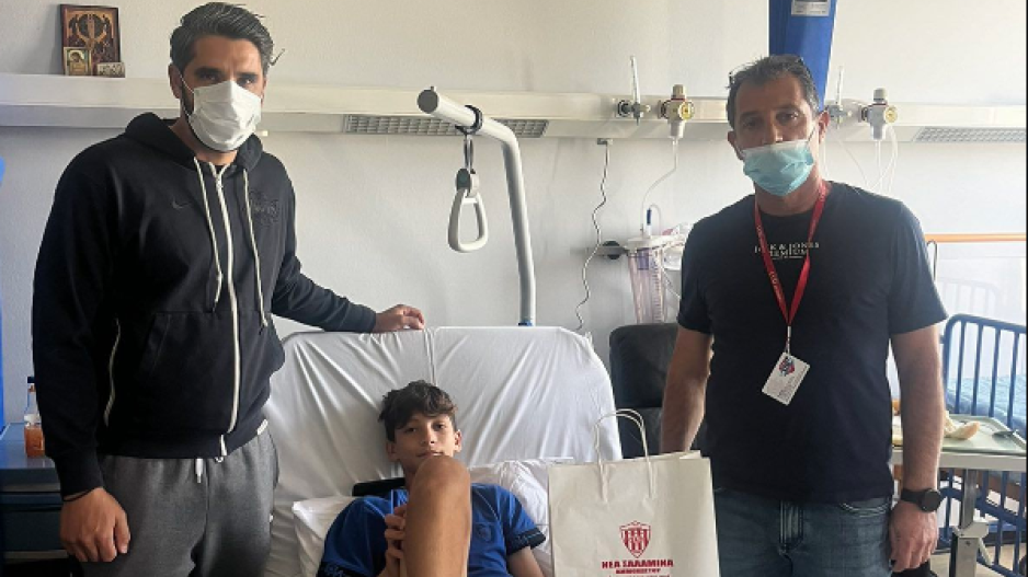 Βρέθηκαν στο πλευρό τραυματία παίκτη της αντίπαλης ομάδας thumb