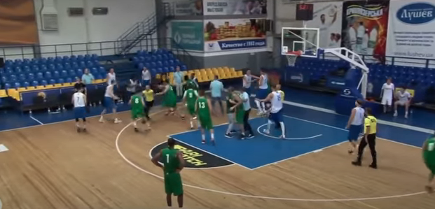 Απίστευτο ξύλο σε φιλικό αγώνα μπάσκετ (video) thumb