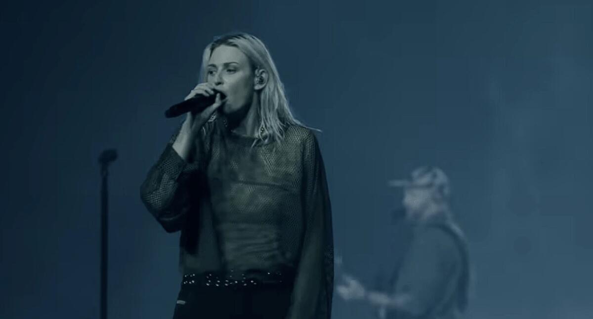 Η τραγουδίστρια των Linkin Park ντύθηκε Μαραντόνα (video) thumb