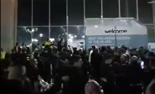 Βίντεο ST: Κατέκλυσαν το αεροδρόμιο οι φίλοι της ΑΕΚ Αθηνών  thumb