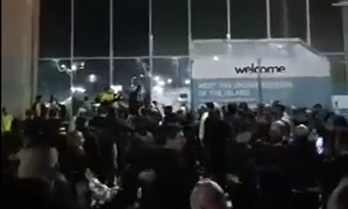 Βίντεο ST: Κατέκλυσαν το αεροδρόμιο οι φίλοι της ΑΕΚ Αθηνών  thumb