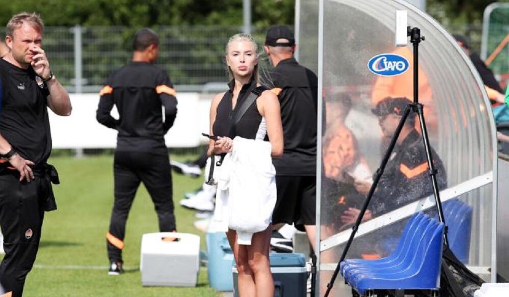 Η υπεύθυνη των social media έκοψε... ανάσες! (pics) thumb