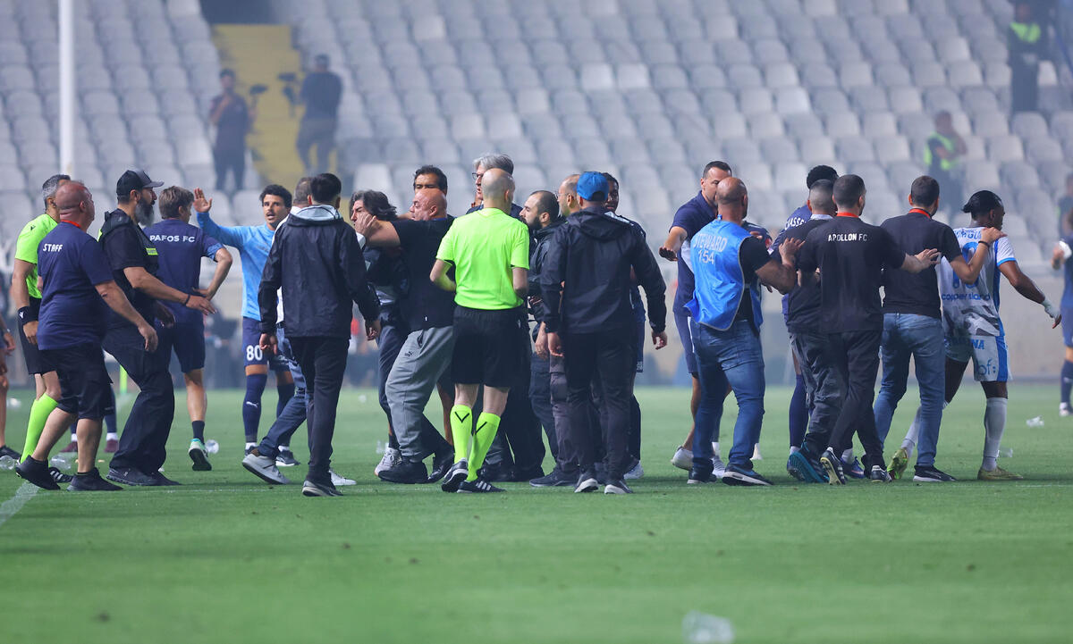 Μισή ντουζίνα αποβολές στον τελικό κυπέλλου!  thumb