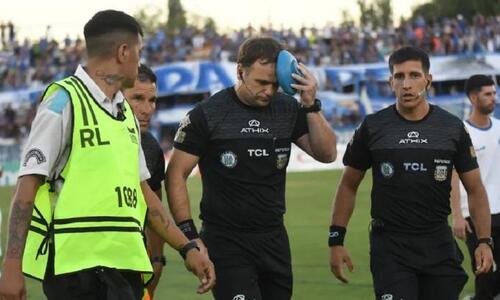 Σκηνές χάους: Βοηθός διαιτητή δέχτηκε... κοντάρι σημαίας στο κεφάλι (vid) thumb