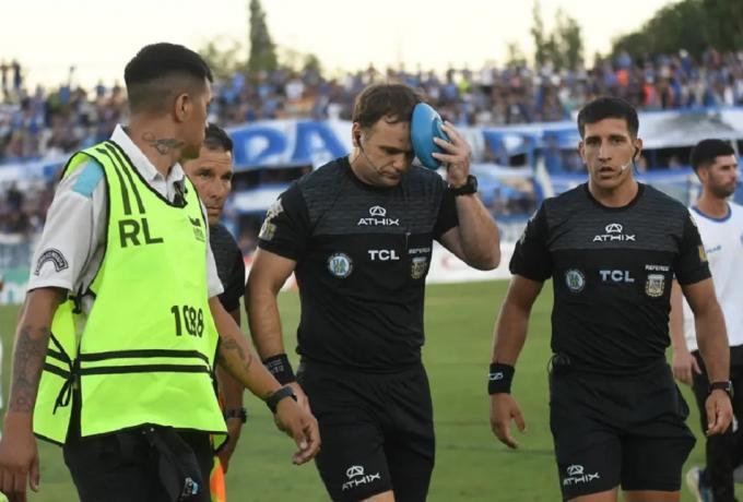 Σκηνές χάους: Βοηθός διαιτητή δέχτηκε... κοντάρι σημαίας στο κεφάλι (vid) thumb