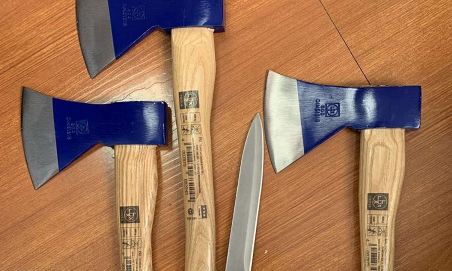 15 συλλήψεις πριν το Απόλλων-Άρης: Κατασχέθηκαν τσεκούρια, σουγιάδες, φωτοβολίδες thumb