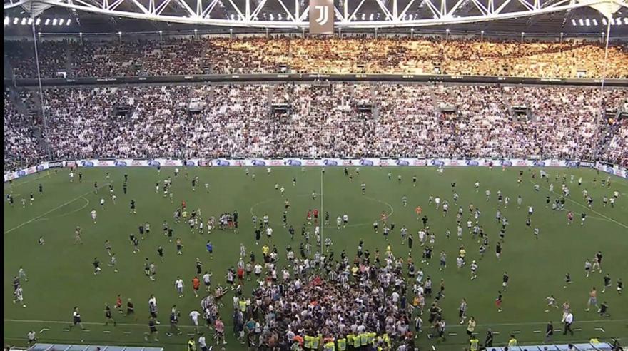 Ειρηνικό «ντου» φιλάθλων... και διακοπή σε φιλικό της Γιουβέντους! thumb