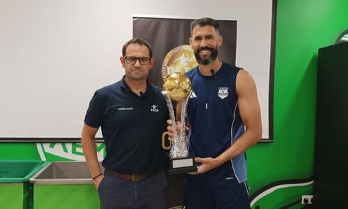 Ο Βανά Άλβες παρέλαβε τα Χρυσά Γάντια και μίλησε στους συμπαίκτες του! (ΒΙΝΤΕΟ) thumb