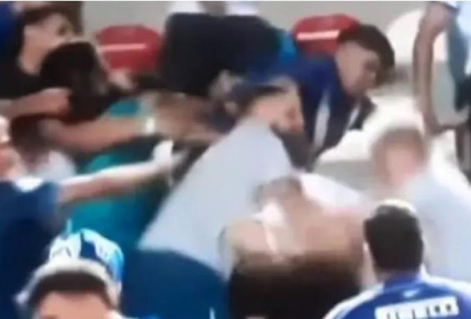 Σοκ: Παίκτες όρμησαν σε οπαδούς της ομάδας για να «σώσουν» τις οικογένειές τους thumb