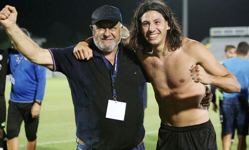 Υπόκλιση... Κίκη Φιλίππου στον Ηλία Χαραλάμπους thumb