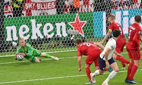 UEFA: Πειθαρχικός έλεγχος στην Αγγλία για το λέιζερ στον Σμάιχελ thumb