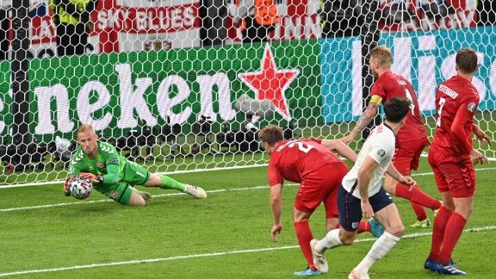 UEFA: Πειθαρχικός έλεγχος στην Αγγλία για το λέιζερ στον Σμάιχελ thumb