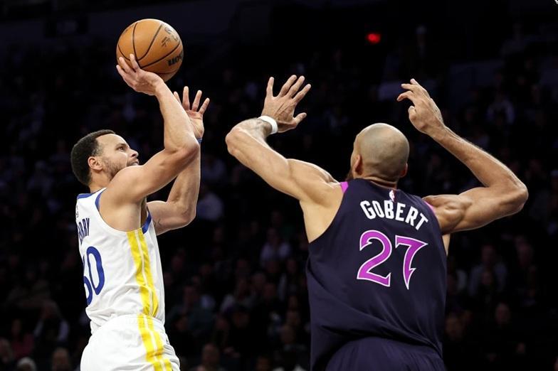 NBA: Σόου Κάρι και… γερά βήματα Γουόριορς thumb