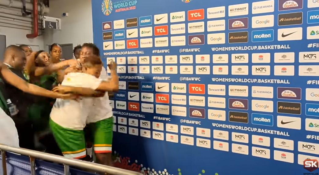 Απίστευτο video: Μαλιοτραβήγματα στη μικτή ζώνη! thumb